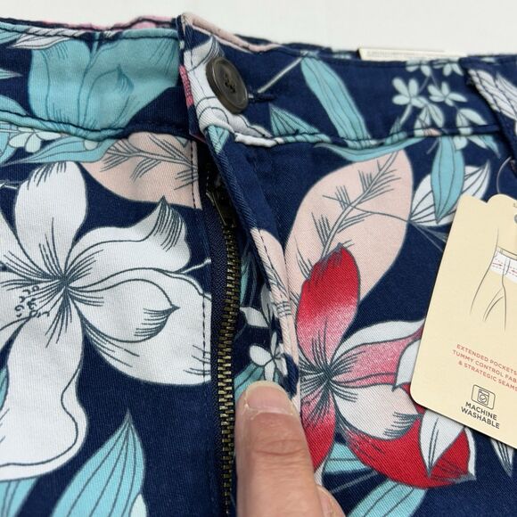 St Johns Bay Shorts Womens Size 18 Blue Floral Tropical Mid Rise Floral Beach - Picture 7 of 8